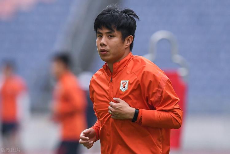 “汉超”高校组揭幕战，38岁蒿俊闵代表华中科技大学首发