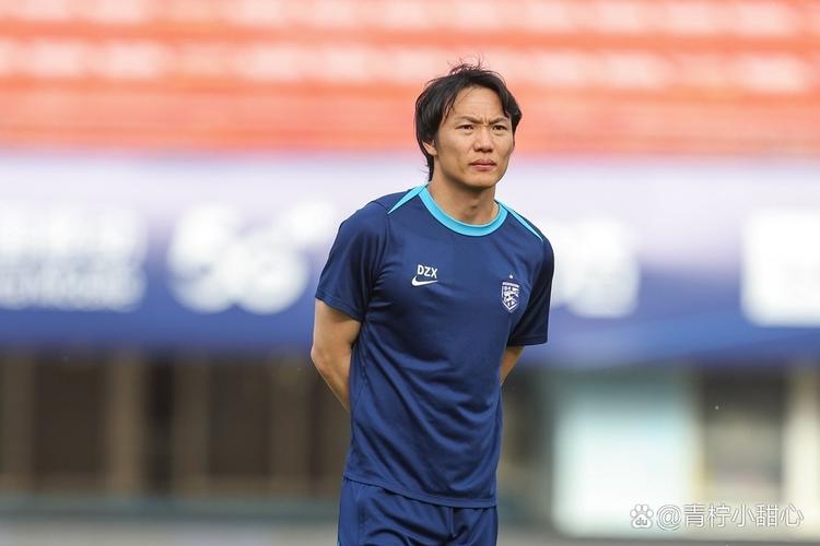 目光呆滞！被河南连灌5球后，三镇代理主帅邓卓翔坐在场边很无奈