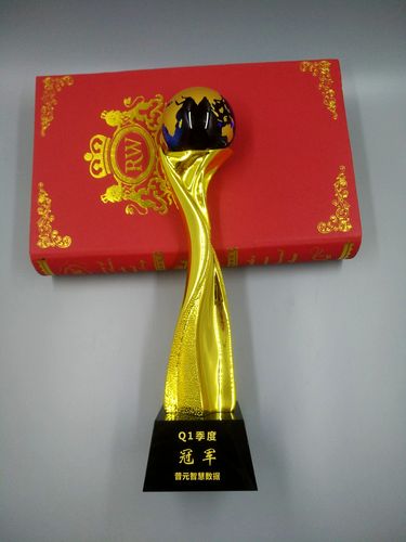 领取百球纪念品！B费：这是我的荣幸，希望大家一起多拿奖杯