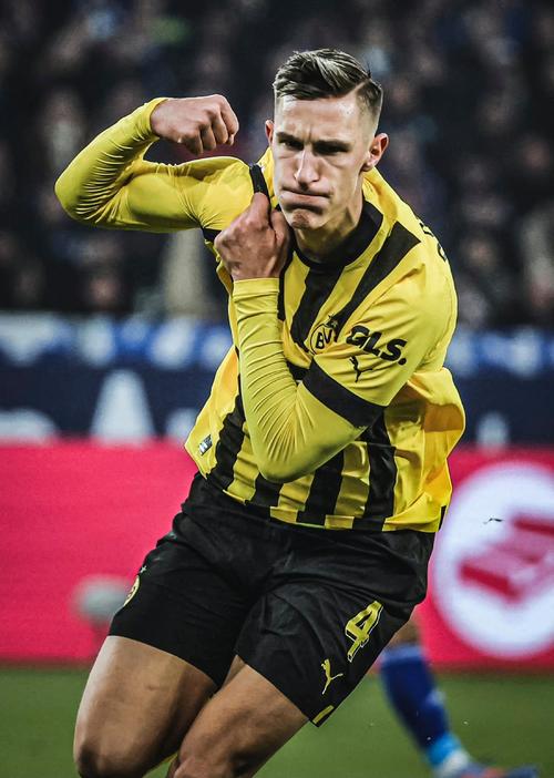 施洛特贝克入选VDV上赛季最佳阵容，多特社媒晒球员与奖杯合照