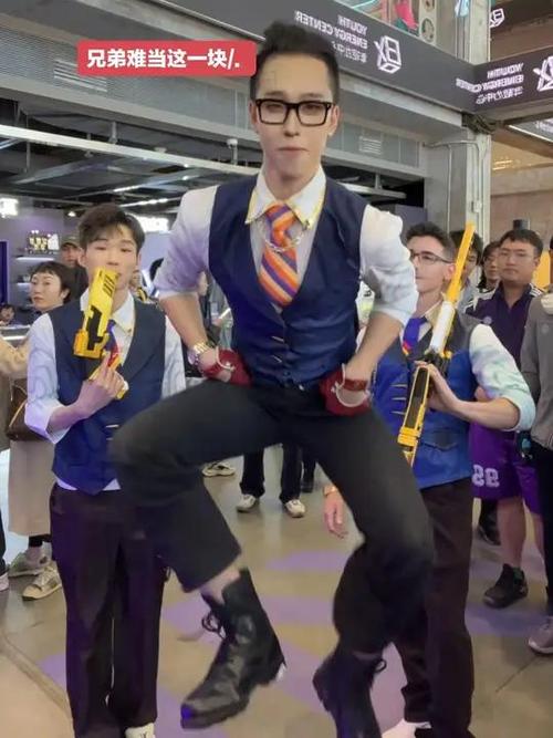 王师傅cos尚博勒“吓”到郭艾伦 两人活动中单挑