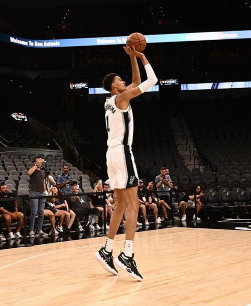 马刺体能教练晒文班身材照：肉眼可见的壮了！