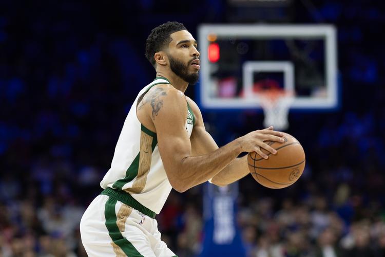 塔图姆：已逐步增加篮球训练 昨天第一次在球场上练习 感觉很自如