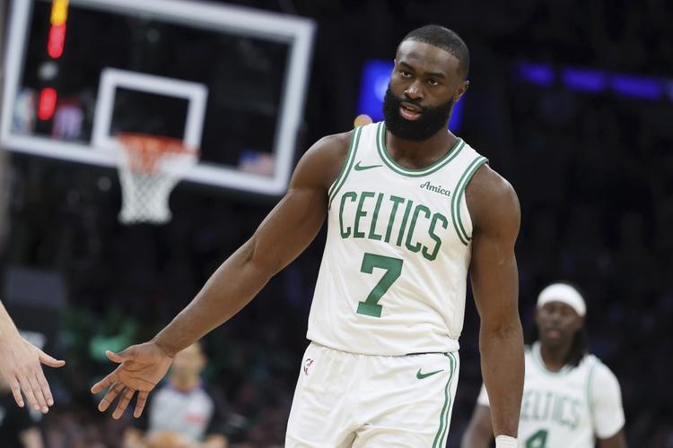 新赛季看你的！凯尔特人官方晒杰伦-布朗训练照