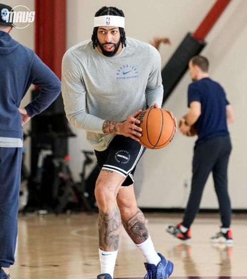 独行侠球迷放心了！浓眉视网膜修复手术后首次参加5V5训练！