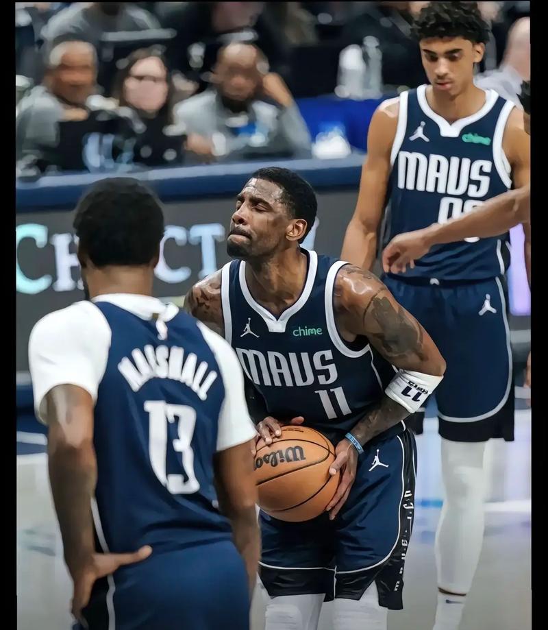 欧文接受街头采访感谢记者关心他的膝伤 专心与球迷合影&签名