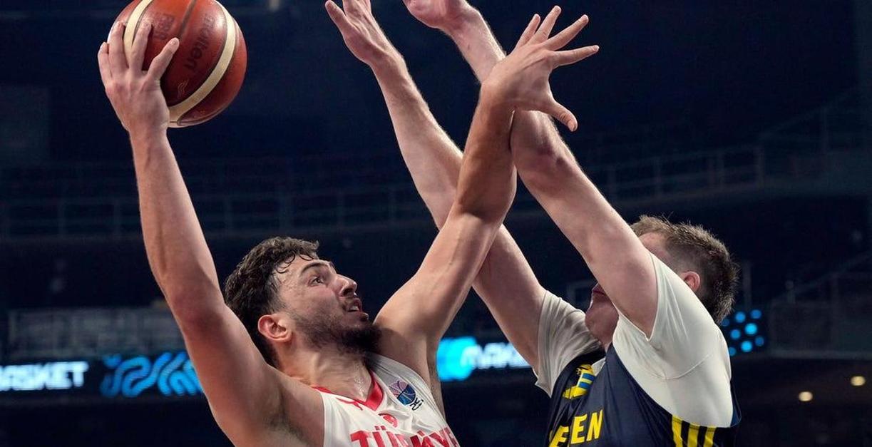 科克马兹:恩比德曾是我合作过的最强中锋 但现在改换申京了!