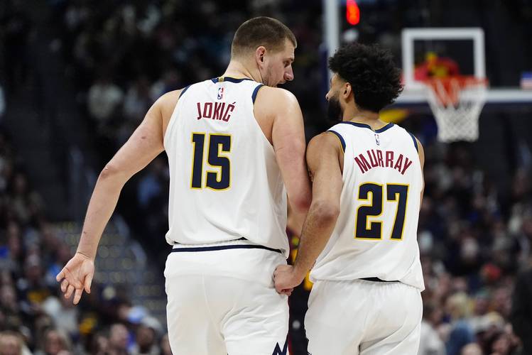 👀掘金记者晒冠军游行约基奇+穆雷合照：刚看到詹姆斯的INS