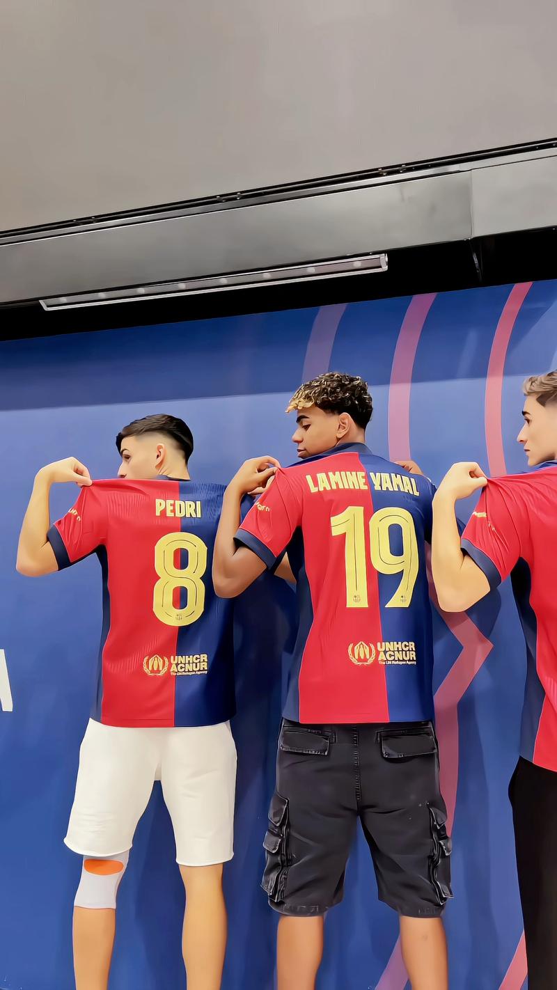 佩德里晒合照致敬卡索拉：天才，能把你的球衣给我吗？