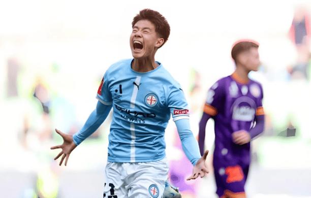 成队友了！华裔球员伍小海和孙兴慜训练中拥抱 球员此前归化失败