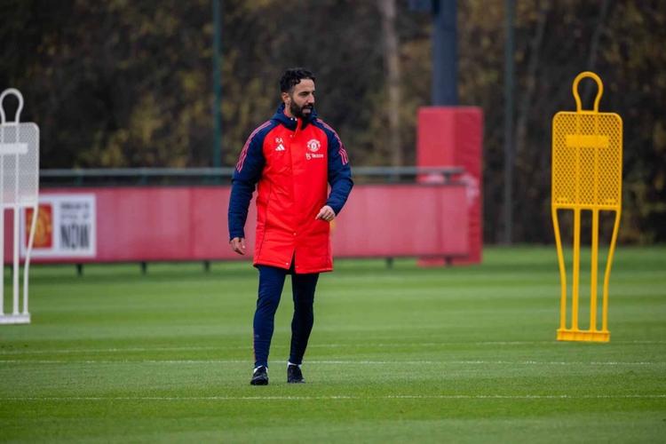 太阳报：曼联在帮梅努训练6号位技能，阿莫林很喜欢他