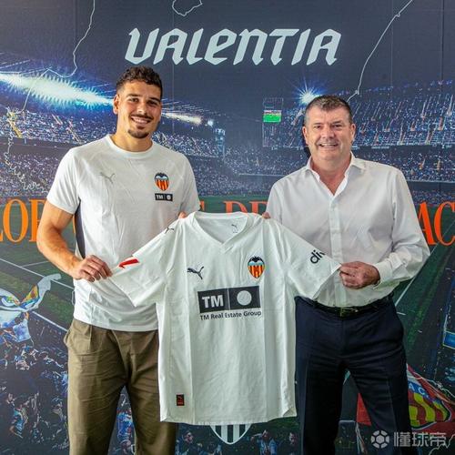 官方：瓦伦西亚与25岁中场安德烈-阿尔梅达续约至2029年