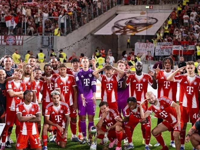 图片报：拜仁死忠球迷对啤酒节球衣不满，计划在今天进行抗议活动