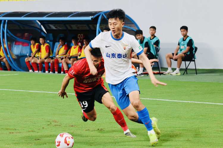 媒体人：争冠形势瞬间逆转 蓉城太浪了 泰山将决定海港是否3连冠