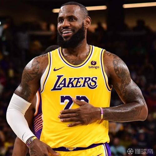 Shams：詹姆斯今夏没有参与湖人队的运营，他在享受假期