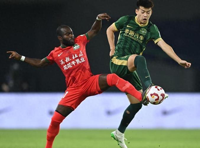 30到33！浙江压哨绝平，蓉城痛失好局，助攻海港登上中超榜首