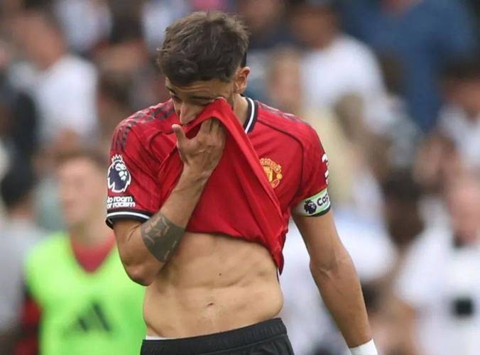 又不敢看！B费罚点球时阿莫林坐在教练席沉默低头