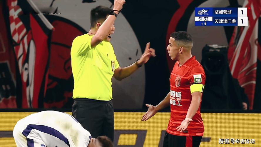 中超关键战再现罕见1幕：补时24分钟，主裁判累到抽筋！