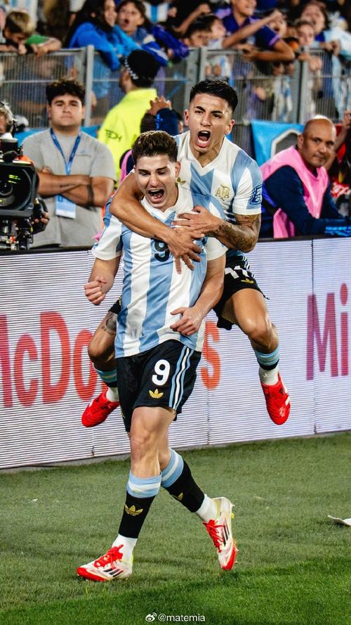 卡马达：很高兴打进意甲首球并帮助球队，我把进球献给弗洛伦齐