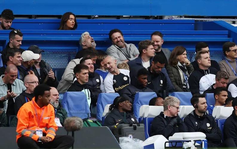 讲究！太阳报：切尔西球迷是英超最喜欢在夜晚穿西装外出的群体