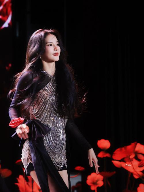 跨界联动，歌手刘些宁现身圣西罗观战米兰2-1那不勒斯比赛