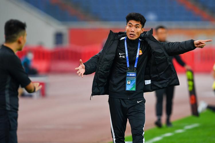 徐彬晒与郑智、张修维、廖力生合影：永远是最好的广州队