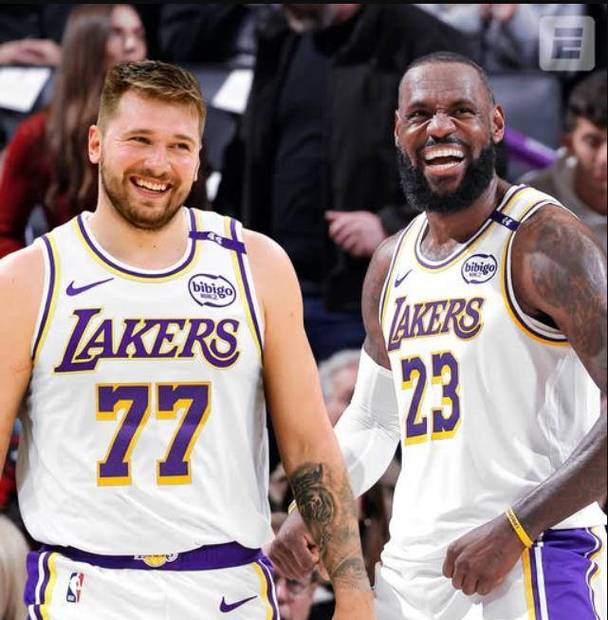 意气风发！詹姆斯和东契奇分别在绿幕前拍摄新赛季定妆照