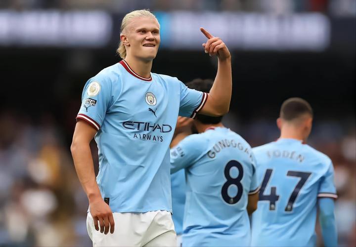 每体：巴萨明夏将尝试签下阿尔瓦雷斯接替莱万，也在考虑哈兰德