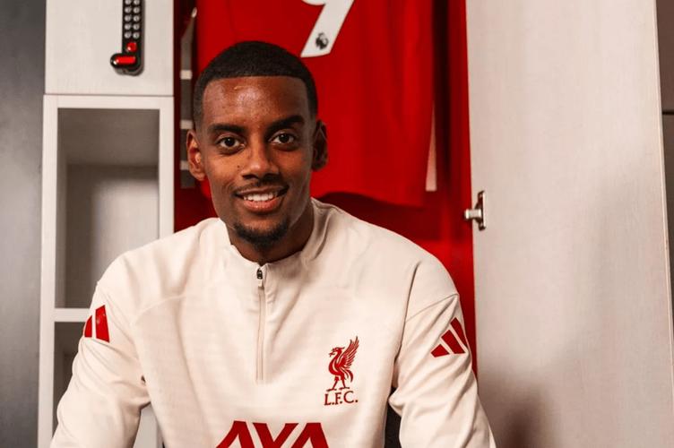 斯洛特：一开始就明确想要伊萨克和埃基蒂克 我们能防守定位球