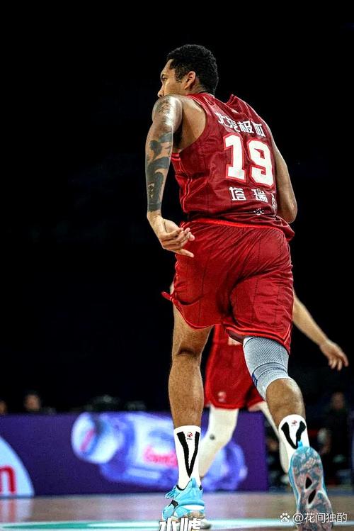 周琦和雷蒙亮相微博篮球之夜 周琦说他一直有三分 雷蒙记得绝杀日
