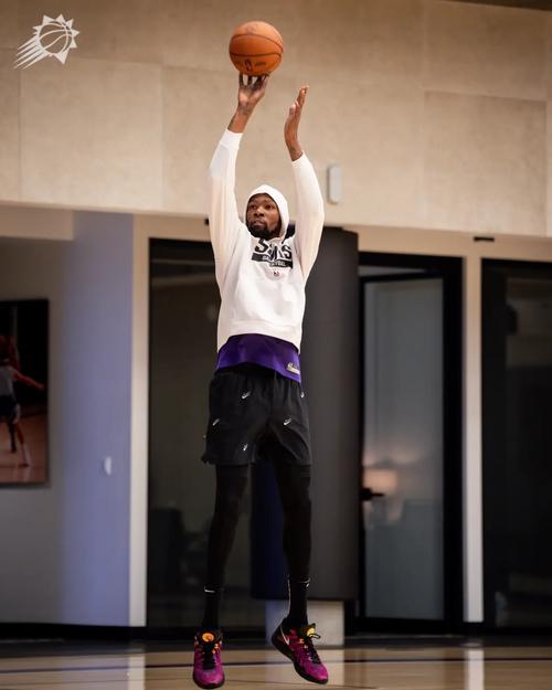 奥科吉：过去两年半KD训练就像新秀一样努力 他还有很多比赛可打