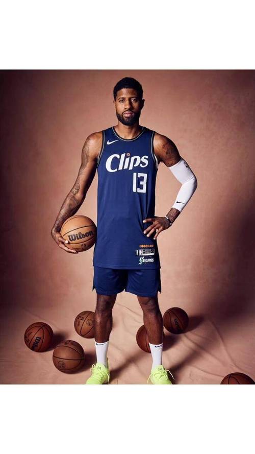 仿佛没离开过！保罗穿着快船3号球衣出席媒体日