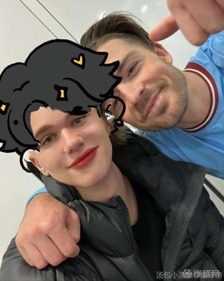 甜😋哈兰德谈女友：一开始她先给我发信息；晚上我做饭她玩游戏