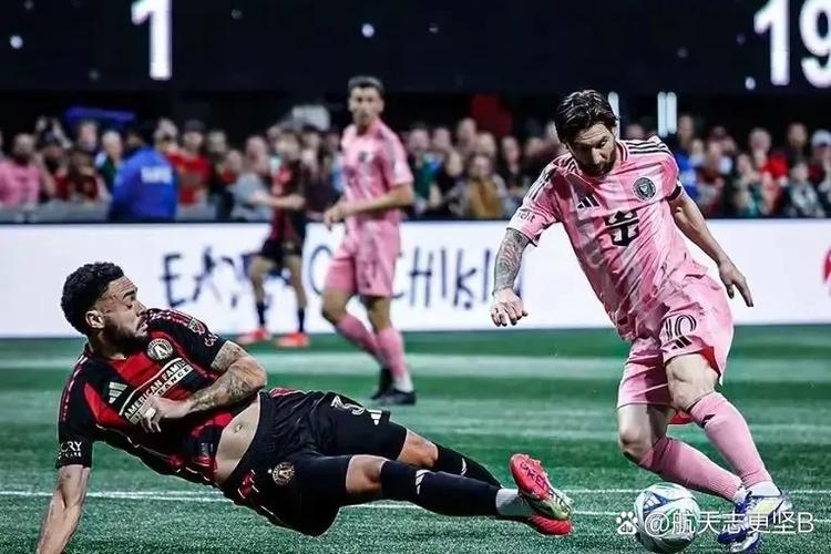 迈阿密扳回一球！梅西角球开出，阿维莱斯禁区内乱战破门得分