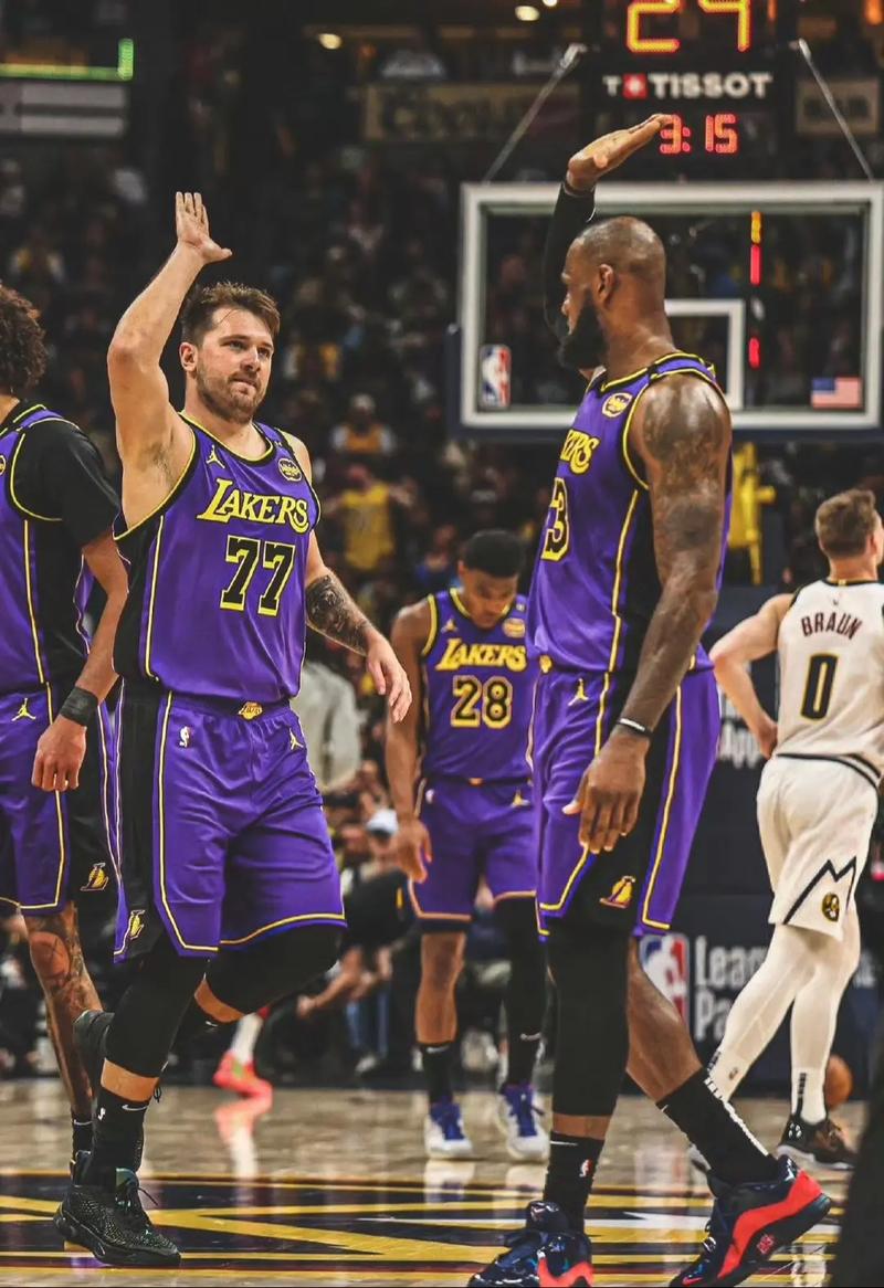 詹姆斯：今夏我看了大量欧锦赛的比赛 主要是想看看东契奇的表现