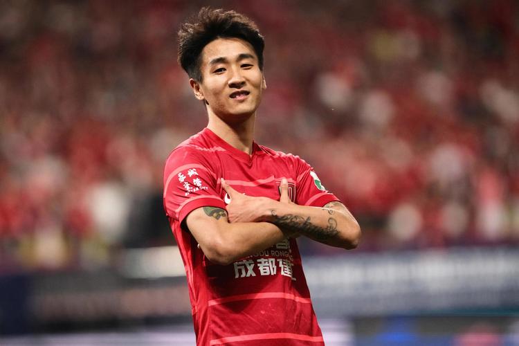 纽卡锁定胜局！圣吉罗斯后卫手球送点，戈登点球破门梅开二度