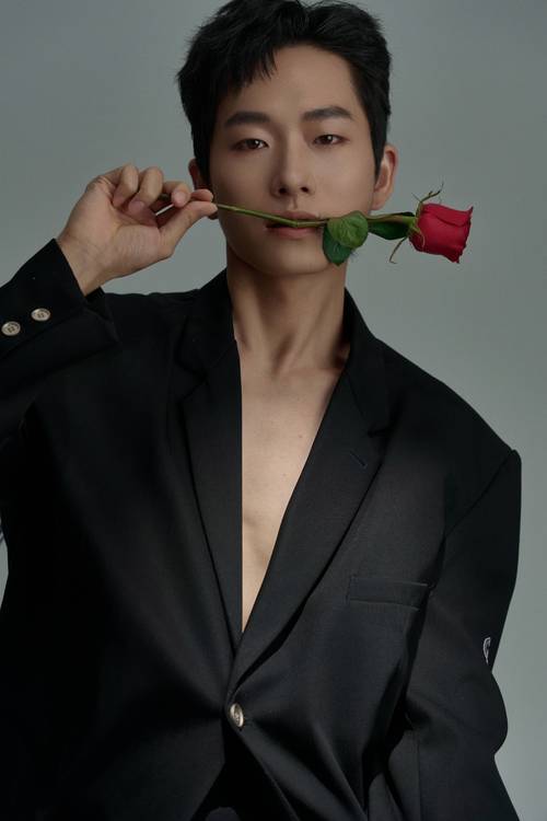 媒体人： 张博源若在EYBL赛事有好表现 高含金量offer会接踵而至