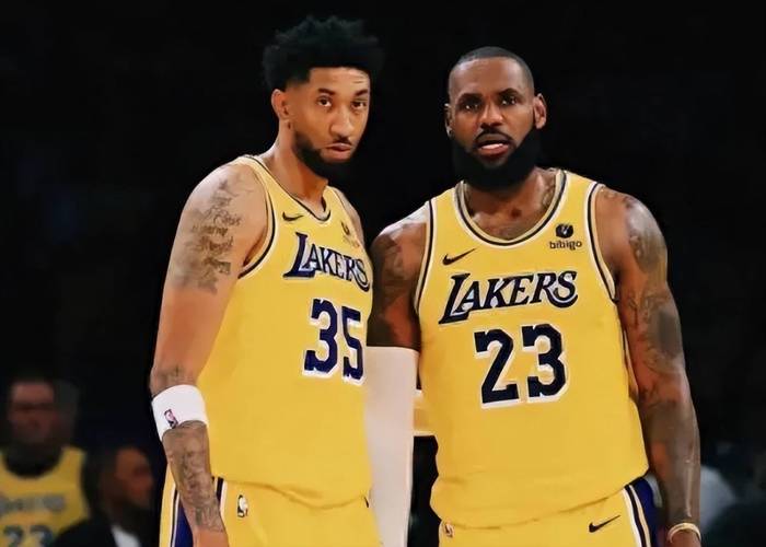 确实更壮更厚实了！对比上赛季训练营 浓眉重了13斤