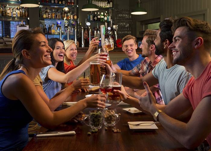 要熬夜看球了！邮报：明年世界杯时，英国酒吧可能营业到凌晨