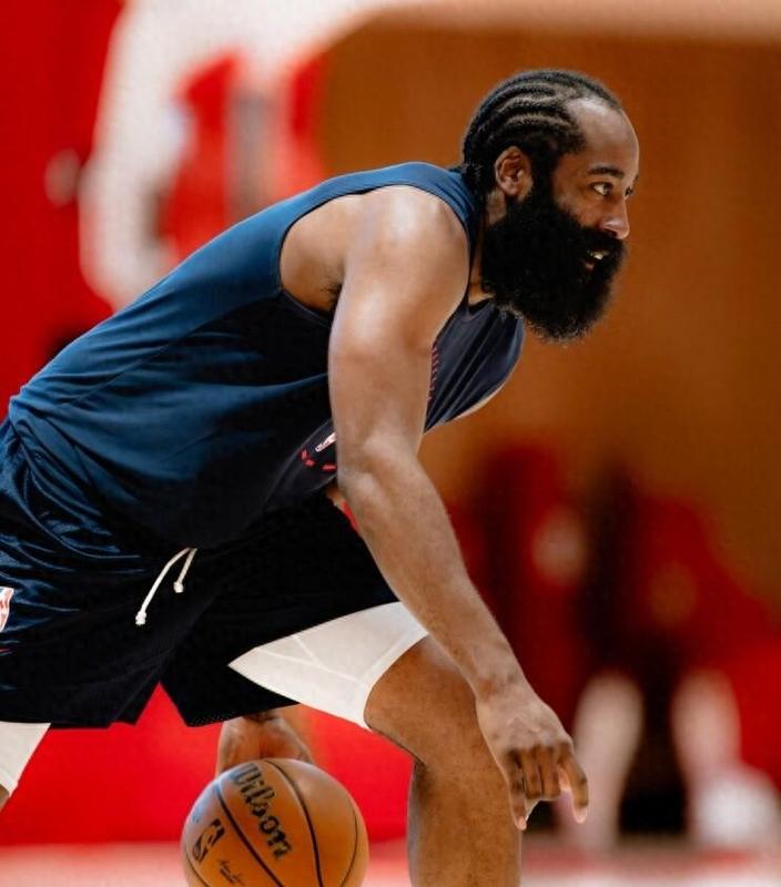 登炮组合重出江湖！快船官方晒照：保罗和哈登合练 都笑出褶子了