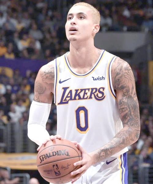 认真的吗💀库兹马投篮训练运球脱手 罚球线跳投一个比一个短