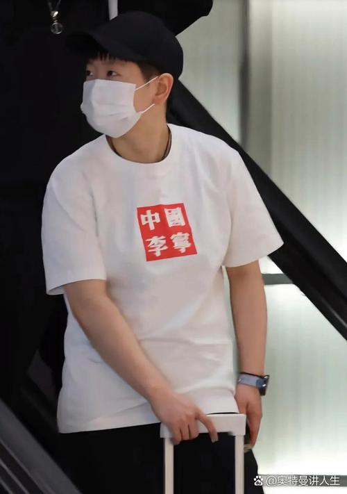 湖人入场照：小里穿“中国”印花T恤 范德彪潮男&艾顿拎“酒瓶”