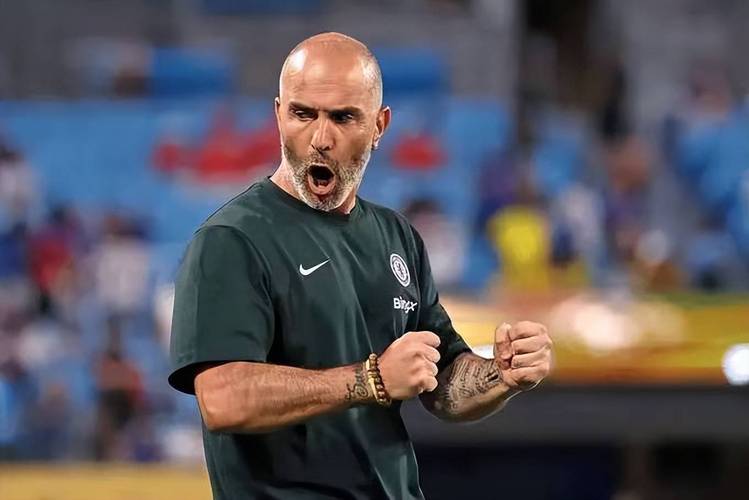 马雷斯卡参与绝杀庆祝被罚下！蓝军助教自嘲：今天我们又吃一红