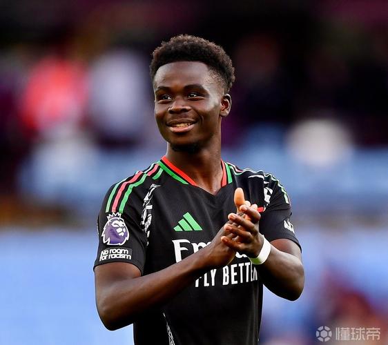 萨卡社媒晒照纪念自己里程碑之战：英超第200次出场♥️