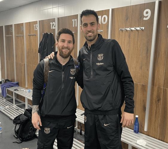 迈阿密集体列队！布斯克茨带着妻子和三个孩子参加退役仪式