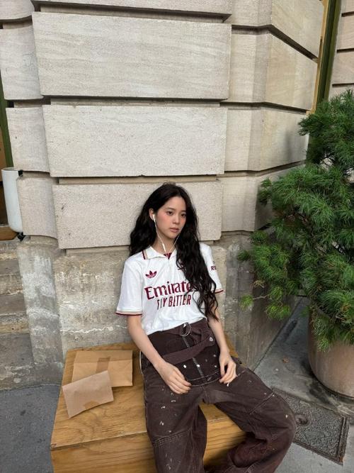 你也是枪迷?欧阳娜娜穿阿森纳第二客场球衣,漫步巴黎街头