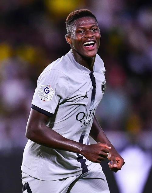 努诺-门德斯任意球破门，法甲官方社媒：他就是世界最佳左后卫