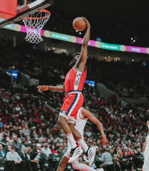 身先士卒！快船训练结束后哈登还在加练 整个球馆只剩他一个球员