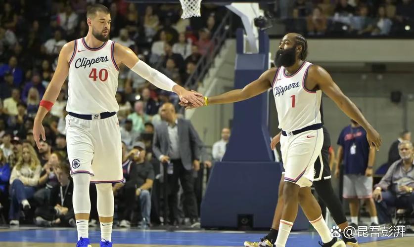 忙里偷闲！祖巴茨&博格丹&柯林斯观看同城球队洛杉矶FC比赛！