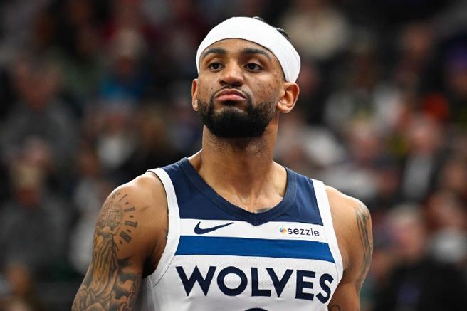 值得信赖！亚历山大-沃克底角迎着阿门命中三分